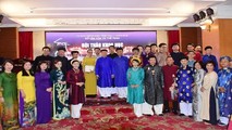 Áo dài nam - lễ phục công sở ở Huế.