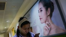 Một cô gái trẻ vừa trải qua ca phẫu thuật thẩm mỹ ở Bắc Kinh.