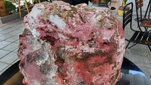 Khối đá nặng 14kg nghi là “long diên hương” mà anh T nhặt được.