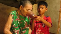 Nhiều năm nay, Hiếu vừa tự chăm sóc mình vừa chăm bà liệt giường.