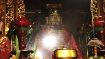 Bức tượng cổ về Đức thượng đẳng Đức chúa ông Ngô Long tại chùa Cầu Đông.