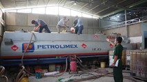 Xe bồn chứa xăng giả chuẩn bị đưa đi tiêu thụ.