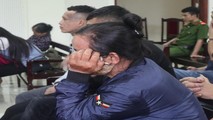Người mẹ bất hạnh khóc suốt phiên xét xử con trai.