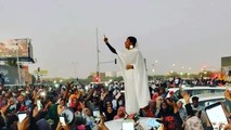 Alaa Salah - nhà hoạt động về nữ quyền nổi tiếng của Sudan diễn thuyết trước quần chúng.