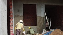 Công trình đang được thi công cấp tập bên trong cánh cổng bị khóa (ảnh chụp sáng 24/11).