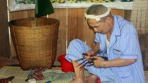 Thầy mo Lương Xeo Coóng kiểm tra tế cụ trước khi hành lễ.