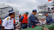 Cán bộ chiến sĩ Vùng 3 Hải quân luôn sát cánh cùng ngư dân bảo vệ biển đảo Tổ quốc.