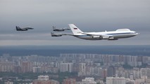 Máy bay Il-80 của Nga được hộ tống bởi các máy bay phản lực.