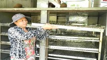 Bà Đoàn Thị Dung trực tiếp thực hiện sơ chế dược liệu để đảm bảo chất lượng cao nhất.