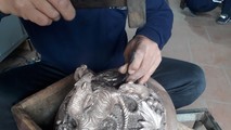 Một sản phẩm đúc đồng trong công đoạn hoàn thiện.