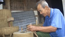 Ông Nguyễn Trường là số ít những người còn lưu giữ nghề đóng cối xay tre tại Quảng Trị (ảnh: Dân trí).