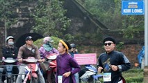 Lần đầu tiên xuất hiện các VĐV không chuyên mặc áo dài chạy marathon.