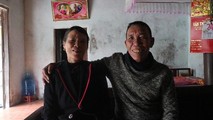 Ông Quang hạnh phúc bên vợ sau thời gian bị lạc ở nơi xa lạ.