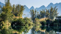 Một cây cầu tre vắt vẻo bắc ở đoạn sông Quây Sơn hẹp nhất khiến khung cảnh càng như nghệ thuật sắp đặt của một bức tranh.