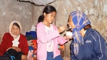 Hàng ngày sau khi tan trường Châu lại về nhà lo cơm nước cho mẹ và bà cố.