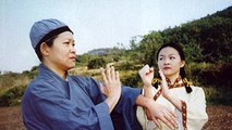 Hình ảnh Ngũ Mai sư thái truyền võ công cho Nghiêm Vịnh Xuân trong phim ảnh.