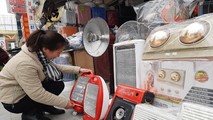 Một người dân đang lựa chọn thiết bị sưởi ấm để sử dụng trong dịp rét đậm này.