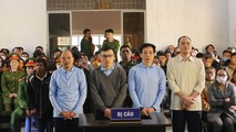 Các bị cáo tại phiên tòa xét xử.
