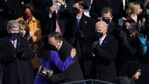 Phó Tổng thống Kamala Harris ôm chồng bà Doug Emhoff sau khi tuyên thệ nhậm chức.