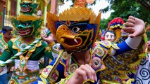 Những chiếc mặt nạ rực rỡ sắc màu không thể thiếu trong các lễ hội của người Khemer.
