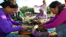 Người Chăm Bàni chuẩn bị lễ vật để cúng trong lễ tảo mộ.