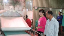 Vợ chồng bà Phan Thị Kim Pha bên dây chuyền sản xuất bánh tráng Tài Lộc.