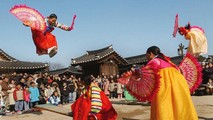Biểu diễn một trò chơi dân gian ngày Tết ở Hàn Quốc.