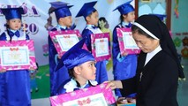Sơ Đào Thị Thanh Hồng với trẻ trong một dịp khen thưởng.