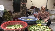 Bà Phan Thị Thu (82 tuổi) bên gánh hàng hoa mỗi sớm.