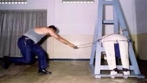 Ảnh minh họa thực hiện hình phạt đánh roi.