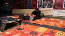 Nghệ nhân trẻ Đào Đình Trung, một người hiếm hoi còn thực hiện làm tranh đỏ Kim Hoàng.