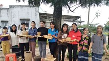 Học sinh Trường THPT Pró trải nghiệm làm gốm dưới sự hướng dẫn của những nghệ nhân làng K’răng Gọ.