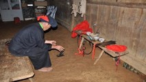 Một thầy mo đang thực hiện nghi lễ cúng của người H’Mông.