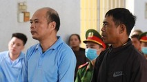 Các bị cáo Đỗ Văn Hưu (trái) và Y Thoại Byă tại phiên tòa xét xử phúc thẩm.