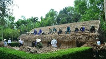 Ông Trần Đình Huệ được Khu di tích Kim Liên tin tưởng giao nhiệm vụ lợp mái tranh nhà Bác.