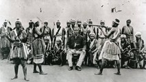 Các nữ chiến binh Dahomey Amazons phô diễn các kỹ năng của họ. (Ảnh chụp vào khoảng năm 1890).