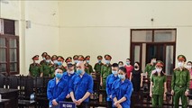 Bị cáo Nguyễn Văn Dũng (tức Dũng “trọc”) và các đồng phạm tại phiên tòa.