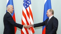 Ông Joe Biden và ông Vladimir Putin trong một cuộc gặp ở Moscow hồi tháng 3/2011.