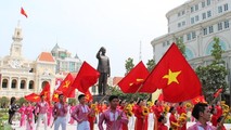 Biểu diễn mừng Ngày Quốc khánh tại Tượng đài Bác Hồ ở trước trụ sở UBND Thành phố Hồ Chí Minh.