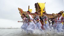Rước kiệu “bay” là nét văn hóa độc đáo tại lễ hội đền Cờn.