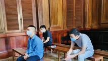 Hai cựu cán bộ công an được tại ngoại ngồi ghế sau.