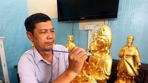 Nghệ nhân Lê Bá Chung bên một sản phẩm tượng mạ vàng.