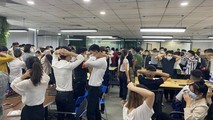 Hàng trăm nhân viên sàn giao dịch ngoại hối Hitoption bị trinh sát ập vào bắt quả tang.