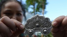 Một tấm phù điêu hoa văn đeo trước ngực của phụ nữ Nùng ở Hoàng Su Phì.