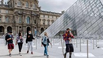 Thăm quan bảo tàng Louvre (Pháp) phải xuất trình chứng nhận sức khoẻ hợp lệ.