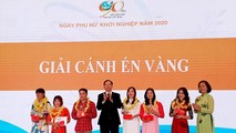 Chị Trần Thị Thuần (thứ 2 từ trái qua) nhận giải Cánh Én vàng năm 2020.