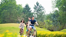 Nhiều khu nghỉ dưỡng ven đô hút khách ngày cuối tuần.