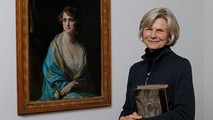 Bettina Burr với bức chân dung năm 1925 của bà nội Clarice de Rothschild của nghệ sĩ de Laszlo.