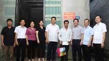 Các đồng chí lãnh đạo tỉnh Hà Giang thăm, tặng quà gia đình CCB Nông Văn Băng (thôn Bó Củng, thị trấn Yên Phú, huyện Bắc Mê) nhân dịp về nhà mới. (ảnh: Dangcongsan.vn)