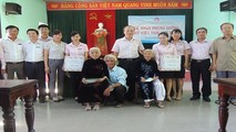 Ông Trương Công Lân – Giám đốc Chi nhánh NHCSXH tỉnh Thừa Thiên Huế trao quà cho Mẹ Việt Nam Anh Hùng Hoàng Thị Ẵm và Hoàng Thị Ký.
